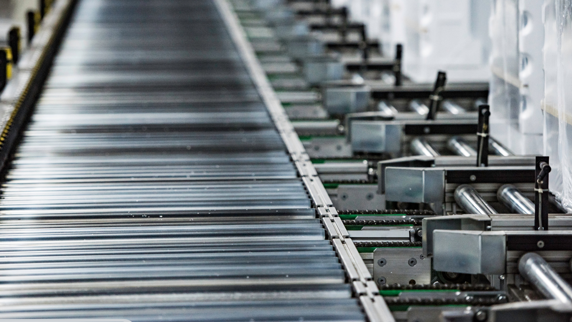Why Steel Belt Conveyors Are Essential for Heavy-Duty Material Handling?